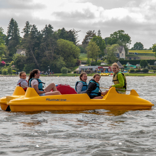 https://www.club-nautique-ploermel-broceliande.com/sites/club-nautique-ploermel-broceliande.com/files/styles/banniere_activite/public/2022-04/Location%205%20pers%20p%C3%A9dalo.jpg?h=f84c64fd&itok=iS6T3GiJ